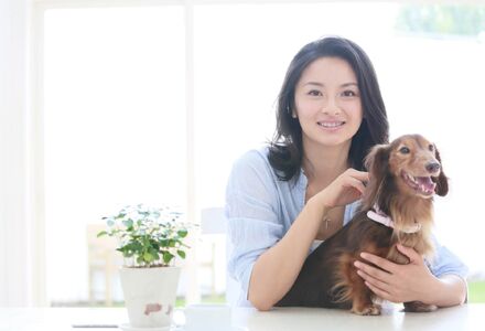 犬をなでる女性